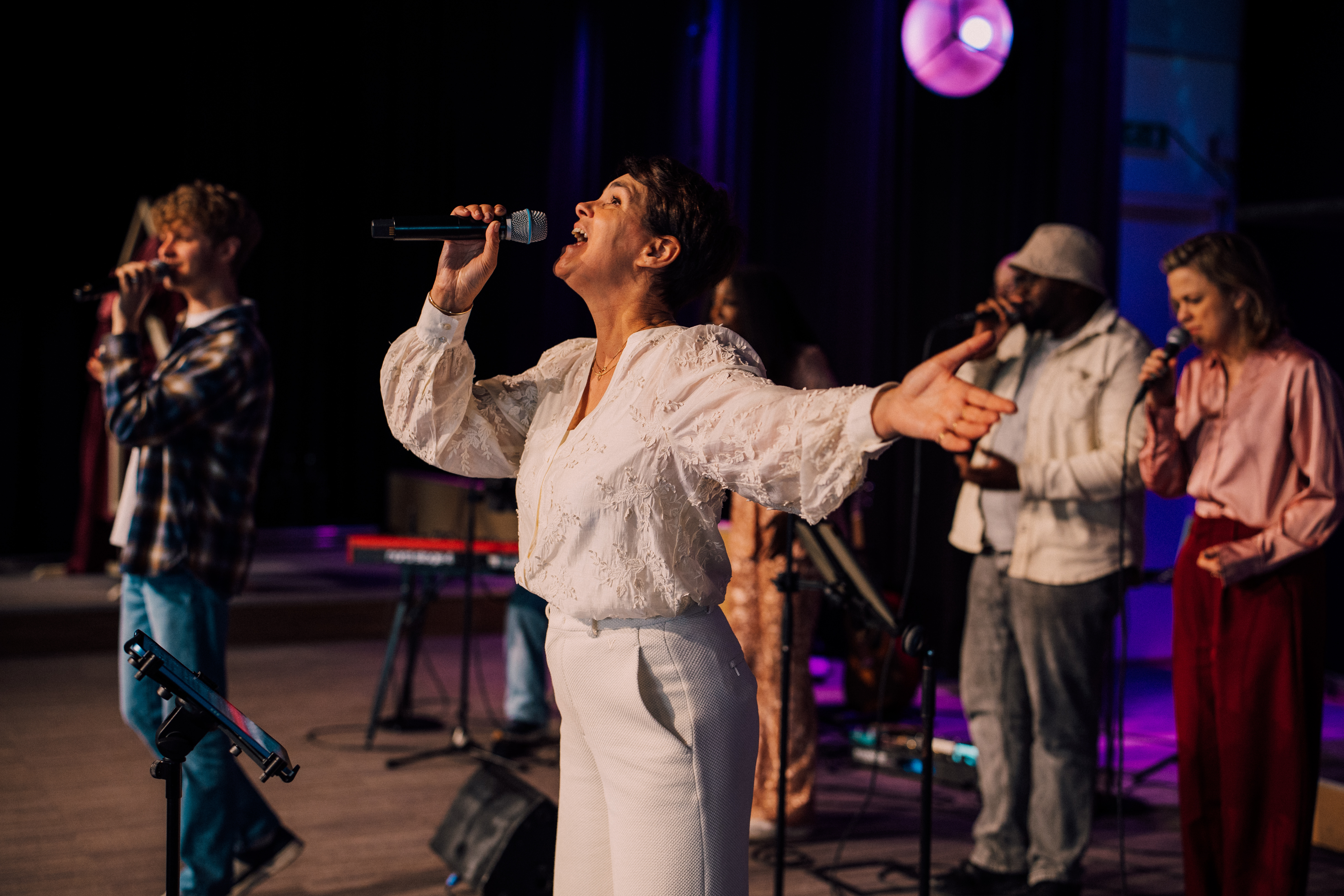 Samira live op het podium